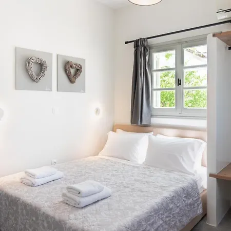 Navi B4 Brand New In Naousa Livadia (Paros)