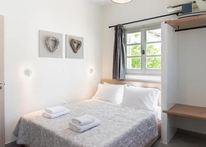 Navi B4 Brand New In Naousa Livadia (Paros)